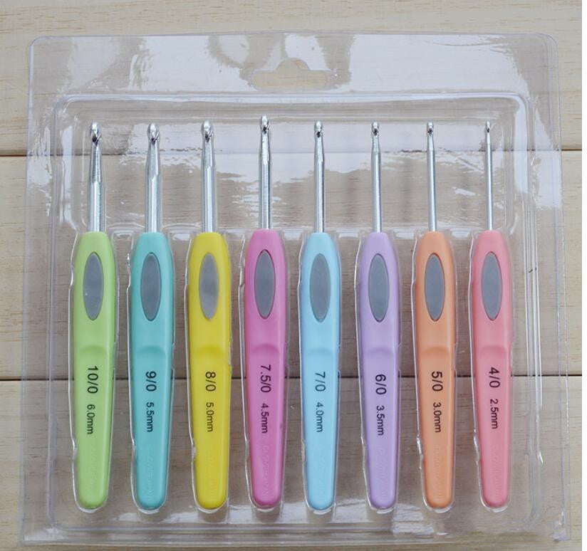 8pcs LED Crochet Hook Set – Multicolor Knitting Needles with Plastic Handle 2.5–6mm