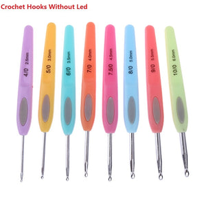 8pcs LED Crochet Hook Set – Multicolor Knitting Needles with Plastic Handle 2.5–6mm